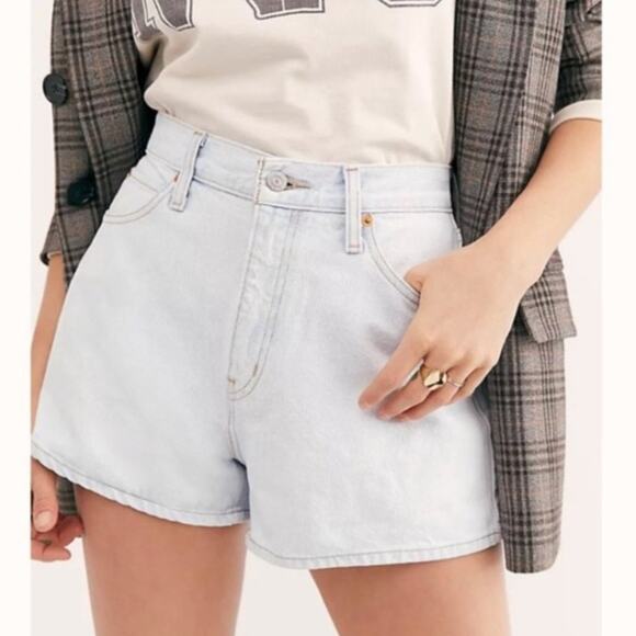 LEVI'S Premium High Waisted Wide Leg Light Wash Shorts {OO43} - Picture 1 of 7